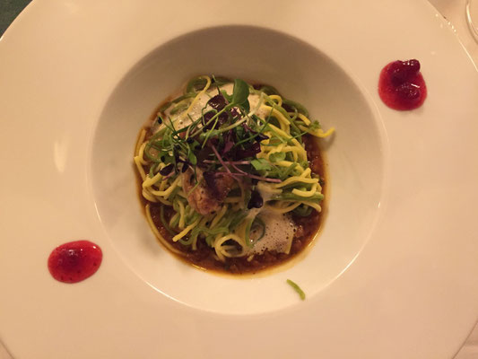 Hausgemachte Taglierini mit feinem Wachtelragout und Steinpilzschaum
