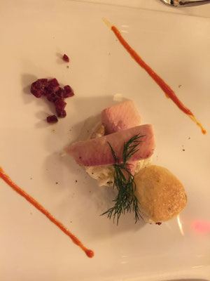 Räucherforelle aus Sellerie-Brinensalat und Kräuterbuchtel