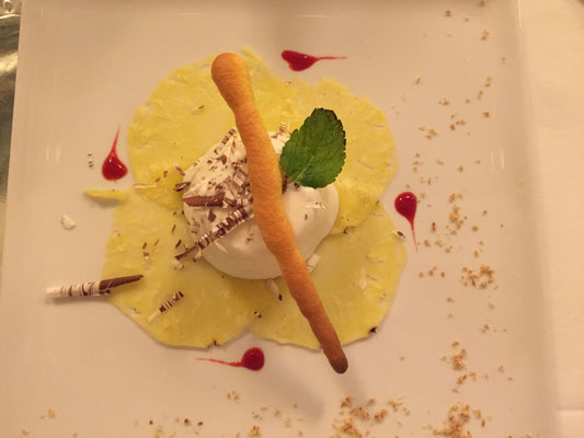 Kokosmousse auf Ananascarpaccio