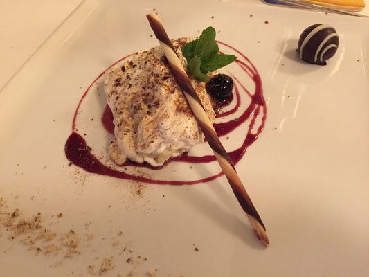Warmes Schokoladentörtchen auf Vanilleespuma