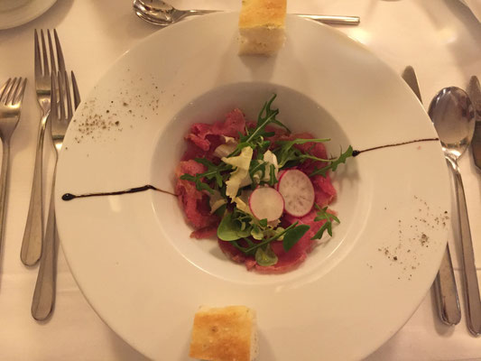 Carpaccio vom Thunfisch mit Avocadondressing und Dill-Zitronenfocaccia