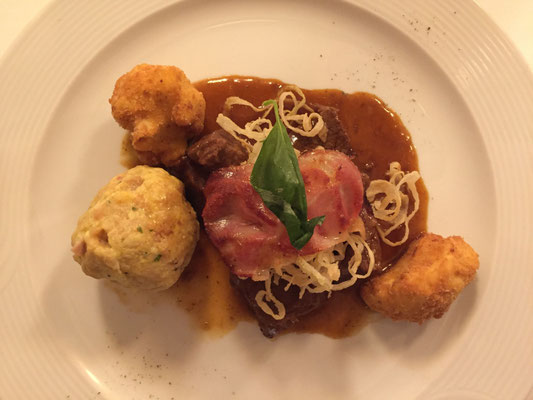 Rindfleisch mit Blumenkohl und Speckknödel