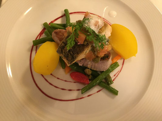 Zweierlei Steak vom Fisch gegrillt mit Kapern an grünen Bohnen und Safrankartoffeln