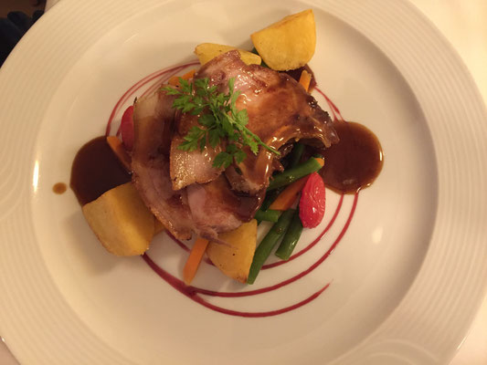 Spanferkelrücken kross gebraten in Biersauce an Bratkartoffeln und grünen Bohnen