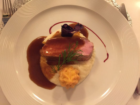 Kalbsrücken rosa gebraten auf Selleriemousseline und Dauphinkartoffeln