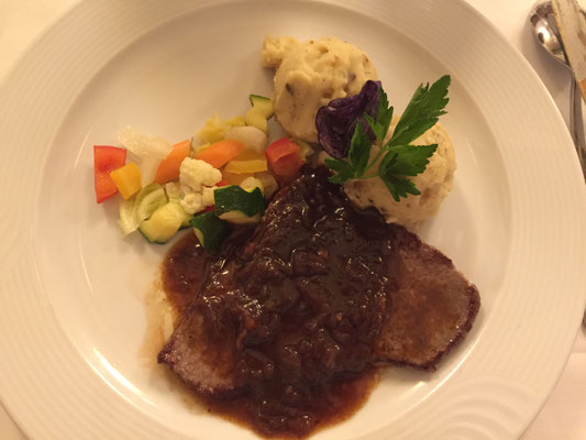 Südtiroler Zwiebelrostbraten mit buntem Wintergemüse und Steinpilzpüree