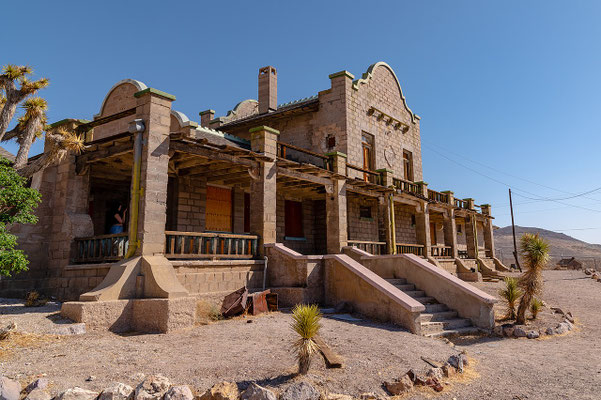 La station de train de Rhyolite a été en service de 1906 à 1919, avant que le bâtiment ne soit réutilisé en 1937 pour l’ouverture du Rhyolite Ghost Casino.