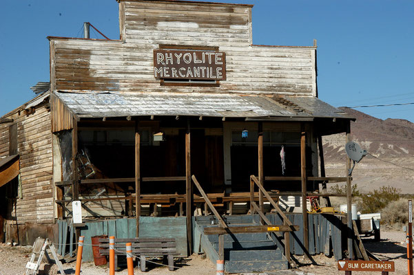Le Rhyolite Mercantile servait de magasin général, fournissant aux habitants tout ce dont ils avaient besoin. Il abritait également le Rhyolite Herald, un journal hebdomadaire fondé en mai 1905 par Earle R. Clemens.