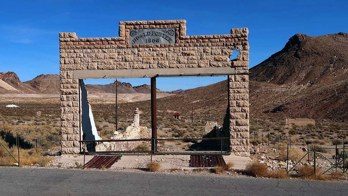 Fondé par Hiram et Lyman Porter, le magasin général Porter Brothers, est l’un des édifices les plus emblématiques de la ville fantôme de Rhyolite. Construit en 1906, il est bâti en pierre locale, avec une façade qui porte toujours l’inscription.