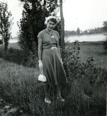 Hedi Müller 1954 mit Hütchen und Handschuhen