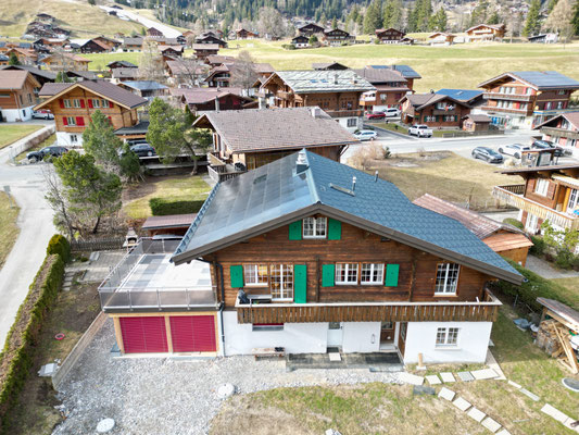 Gesamtsanierung Ferienchalet Eindeckung: Prefa R16 Anthrazit und 3S Solar Spenglerei: Prefa P10 Anthrazit/Braun Flachdach: Resitrix EPDM Abdichtung