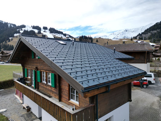 Gesamtsanierung Ferienchalet Eindeckung: Prefa R16 Anthrazit und 3S Solar Spenglerei: Prefa P10 Anthrazit/Braun Flachdach: Resitrix EPDM Abdichtung