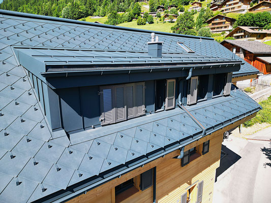Gesamtsanierung Dachraute 44x44 und Spenglerei in Prefa P10 Anthrazit