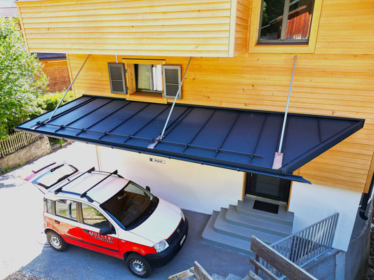 Gesamtsanierung Dachraute 44x44 und Spenglerei in Prefa P10 Anthrazit