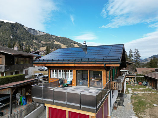 Gesamtsanierung Ferienchalet Eindeckung: Prefa R16 Anthrazit und 3S Solar Spenglerei: Prefa P10 Anthrazit/Braun Flachdach: Resitrix EPDM Abdichtung