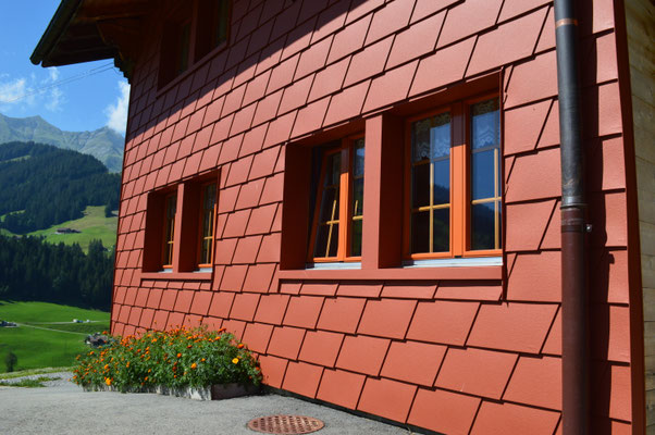 Bauernhaus, Fassadenschindel, Ziegelrot