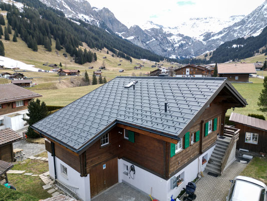 Gesamtsanierung Ferienchalet Eindeckung: Prefa R16 Anthrazit und 3S Solar Spenglerei: Prefa P10 Anthrazit/Braun Flachdach: Resitrix EPDM Abdichtung