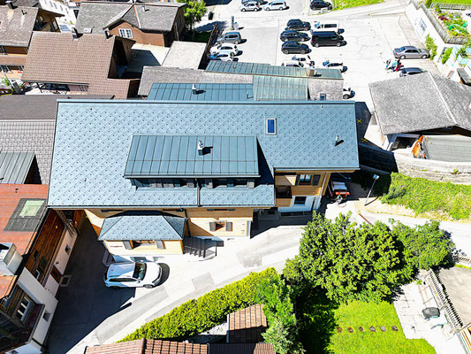 Gesamtsanierung Dachraute 44x44 und Spenglerei in Prefa P10 Anthrazit