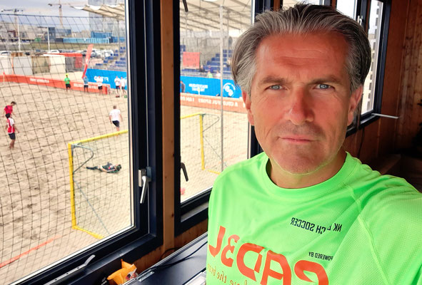 Commentaar sportevenement - Nederlands Kampioenschap Beach Soccer, The Hague Beach Stadium, Scheveningen - juli 2023