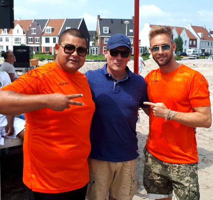 Commentaar sportevenement - Nederlands Kampioenschap beach soccer met Brownie Dutch en Charly Luske
