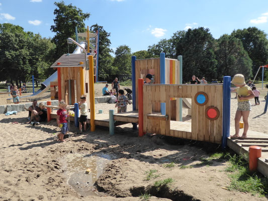 Spielsteg mit Sandkränen, Sieben, Spielwänden und Kistenhäusern