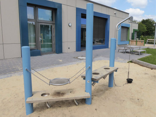 kleine Sandbaustelle mit drehbarem Kran, Schütten und Sieben, Pfosten Stahl