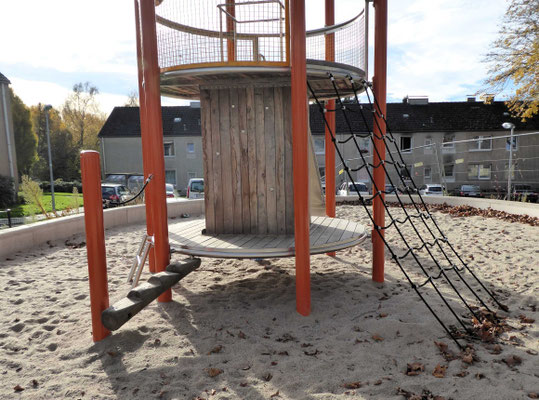 Balkenaufstieg und Kletternetz