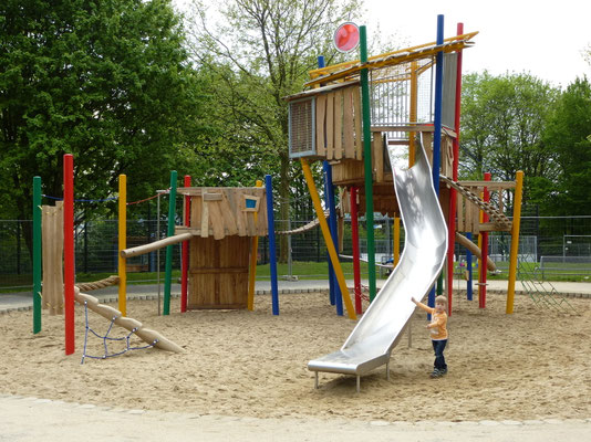 Abenteuerturm klein mit Schalenrutsche und Stahlpfosten