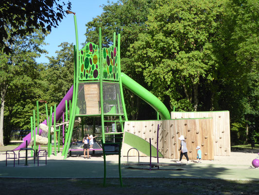Bionik Kletterturm mit Kletterwänden