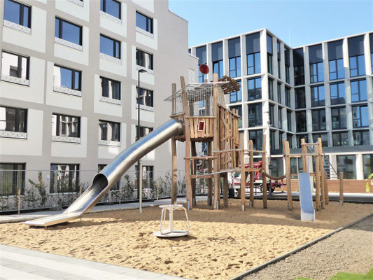 Abenteuerturm mit Röhrenrutsche, Robinie mit Pfostenschuhen