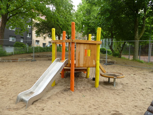 Bauspielanlage aus Robinie mit Matschtisch, Sandaufzug und Rutsche