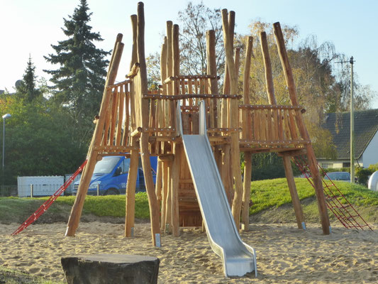 Kletterburg mit Räubernest in Robinie mit Pfostenschuhen