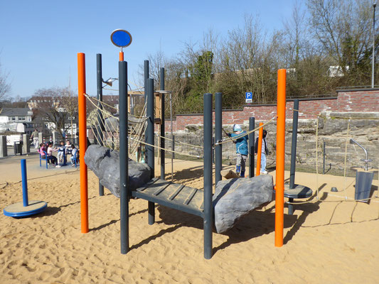 Kletterparkour mit schwebenden Felsen