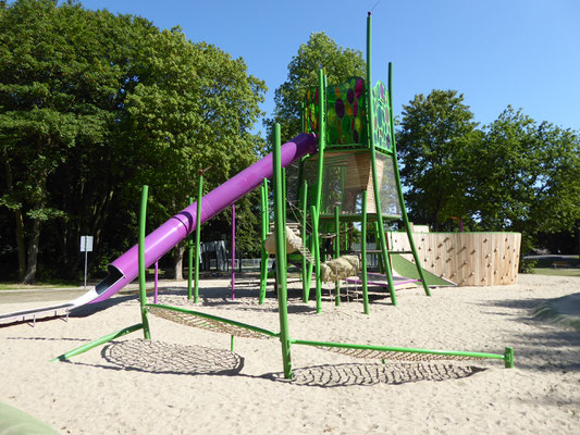 Liegeblätter vor Bionik Kletterturm