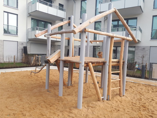 Sandspielhof mit Schütten, Sandaufzügen und Stangengleiter
