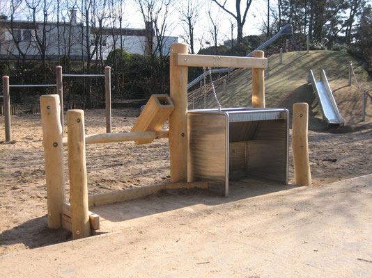 unterfahrbarer Sandspieltisch mit Sandschütte und Eimer
