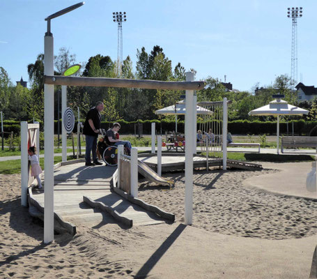 inklusiver Spielsteg mit bewegter Rampe