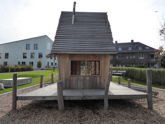 Waldhäuschen mit Veranda, Fernglas und drehbaren Hölzern