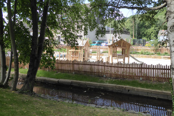 Blick über die Mühlenteiche auf den Spielplatz