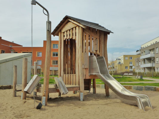 Bauspielanlage mit drehbarem Sandkran, Schütten und Rutsche