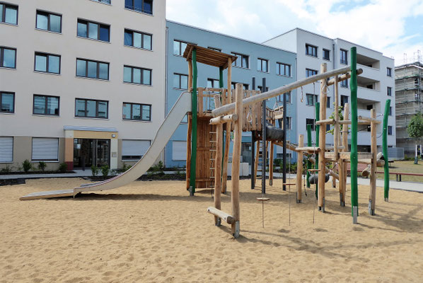 hoher Turm mit Freifallrutsche und schwebendem Fels