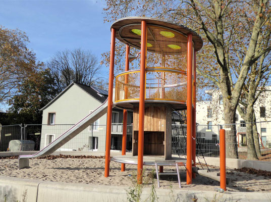Spielturm mit farbigem Dach