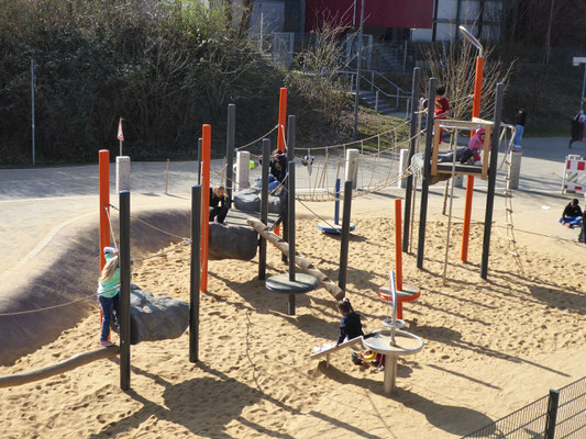 Kletterparkour mit schwebenden Felsen