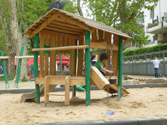 Spielhaus Fledermaus mit Sandaufzug, Minirutsche, Rampe