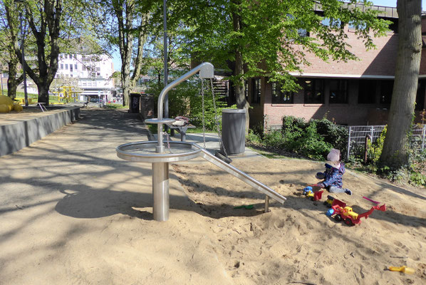runder unterfahrbarer Sandspieltisch