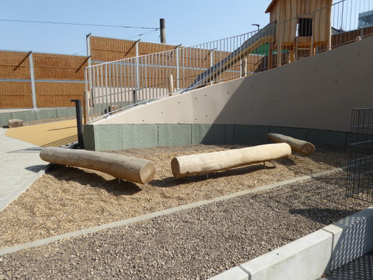 Balancierbalken neben Tiefgaragenzufahrt
