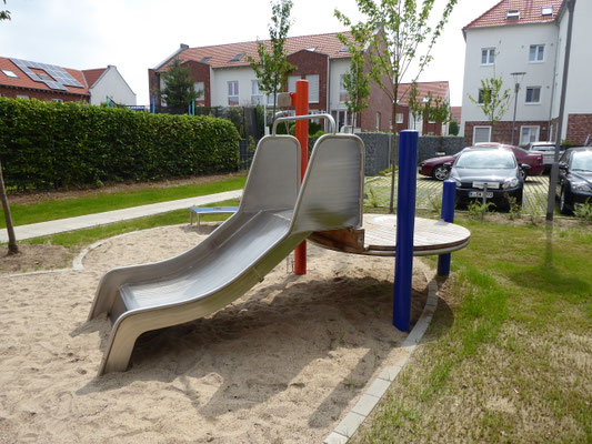 Sandspielpodest mit Sandkran, Edelstahlsieben und 1,0m breiter Rutsche