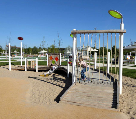 inklusiver Spielsteg mit Gefühlsdusche und Fernrohr