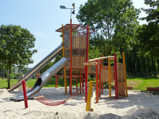 Abenteuerturm mit Windrad