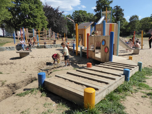 bewegter Spielsteg mit Sandspielen und Kistenhäusern